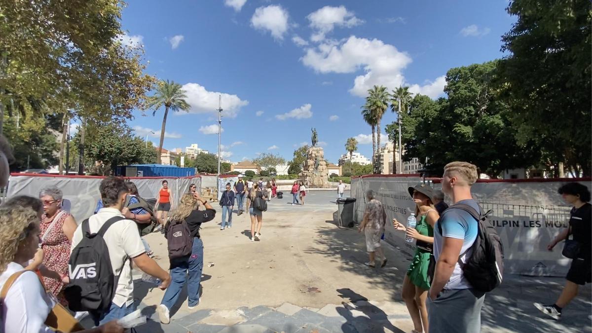 Paso central en la plaza de España que comunica la plaza de la Porta Pintada y las Avenidas