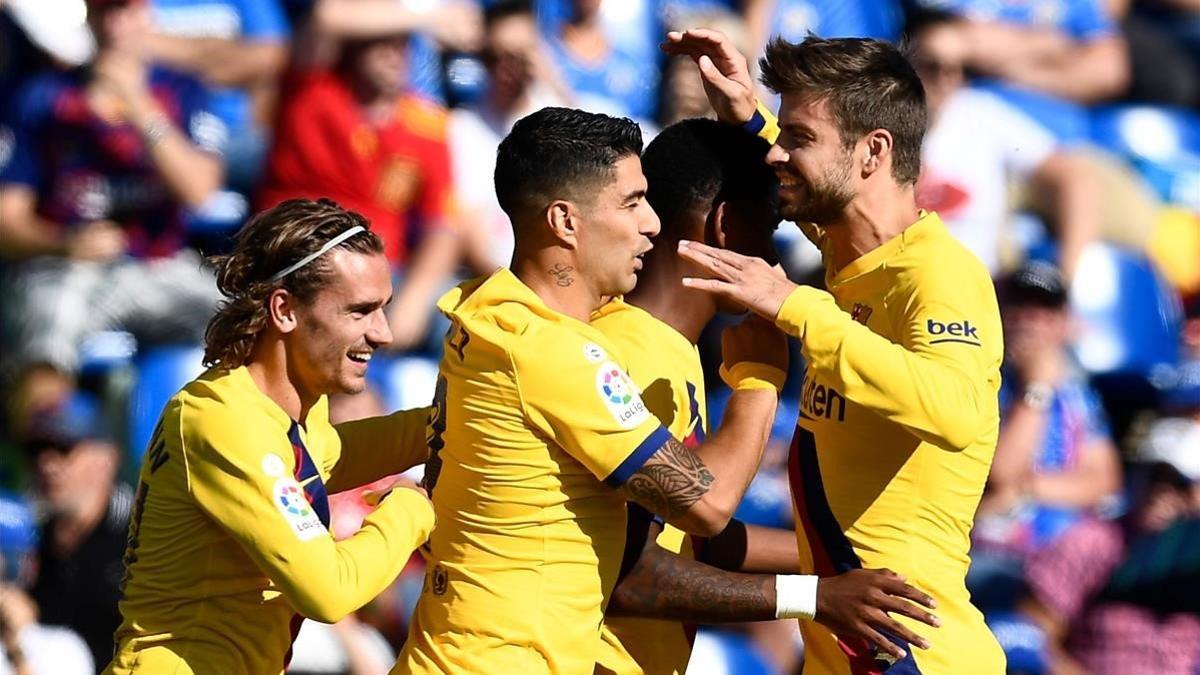 Piqué celebra el gol de Junior Firpo, el 0-2 al Getafe.