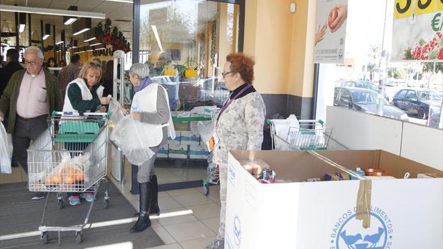 Más de 3.000 voluntarios recogen productos para el Banco de Alimentos