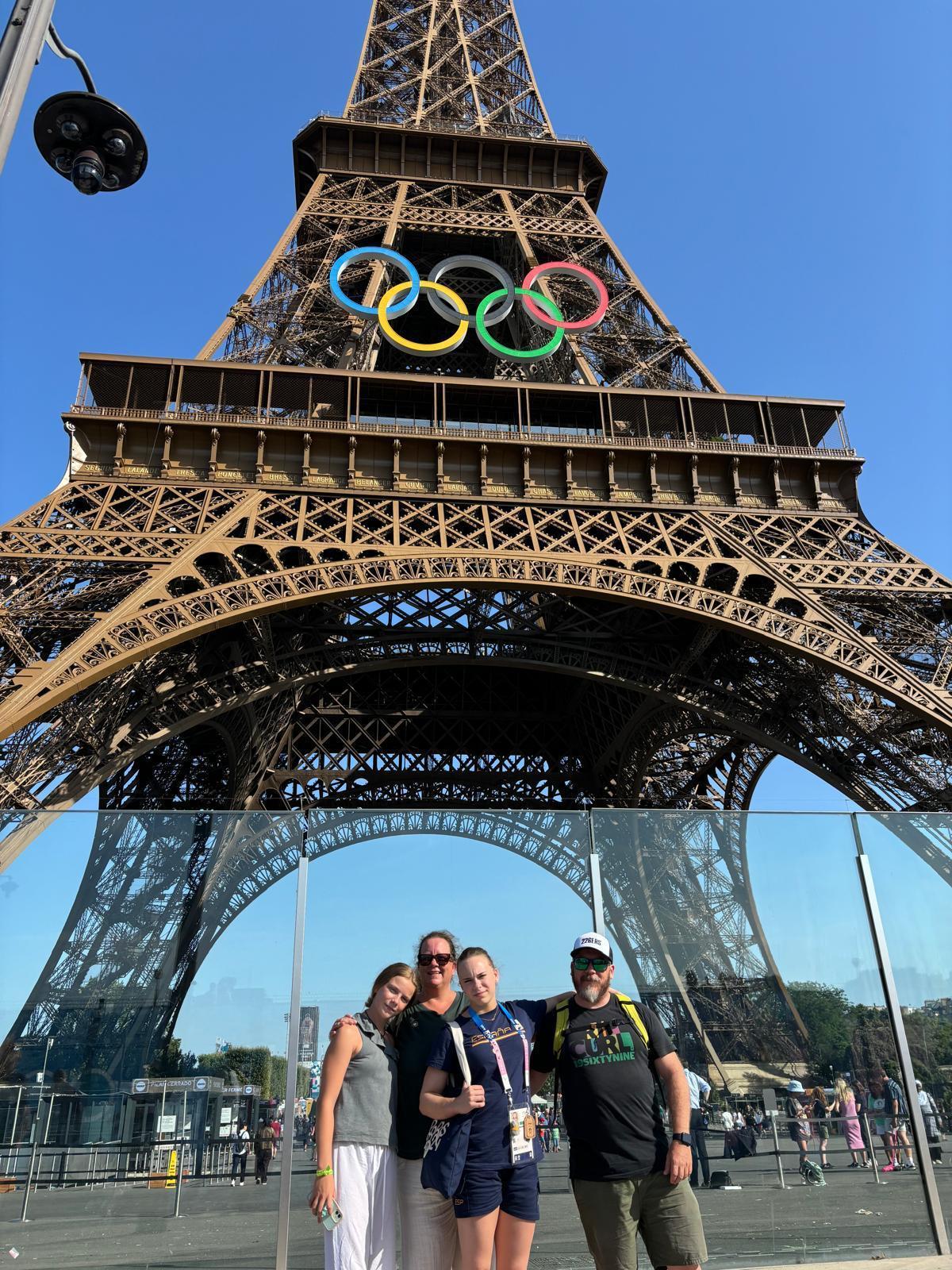 Laura Casabuena,con su familia a los poies de la Torre Eiffel.