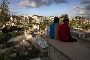Palestinos en Gaza acuden a visitar las tumbas de sus familiares durante el fin del Ramadán