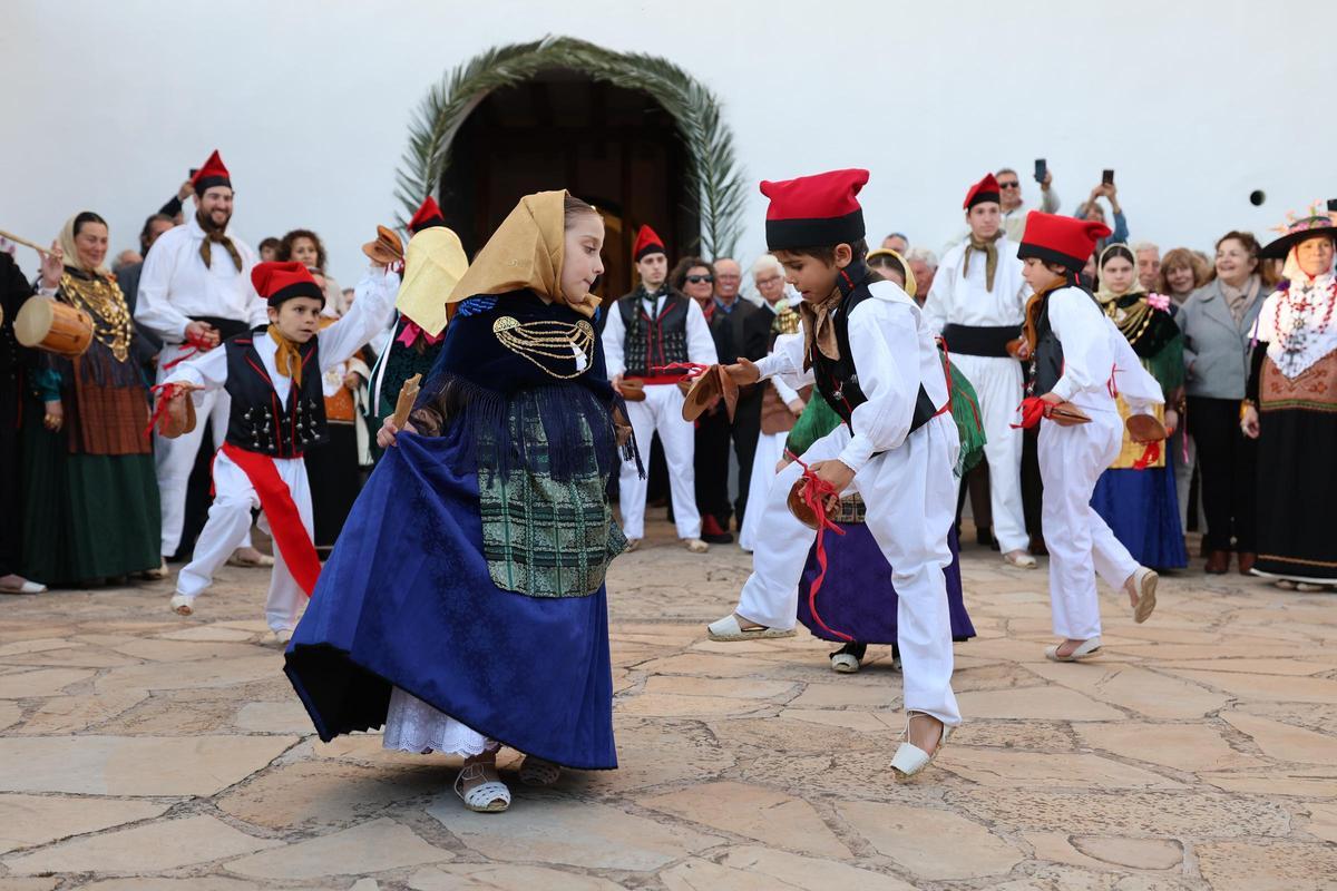 Descubre las mejores imágenes de las fiestas patronales de la Cala Sant Vicent