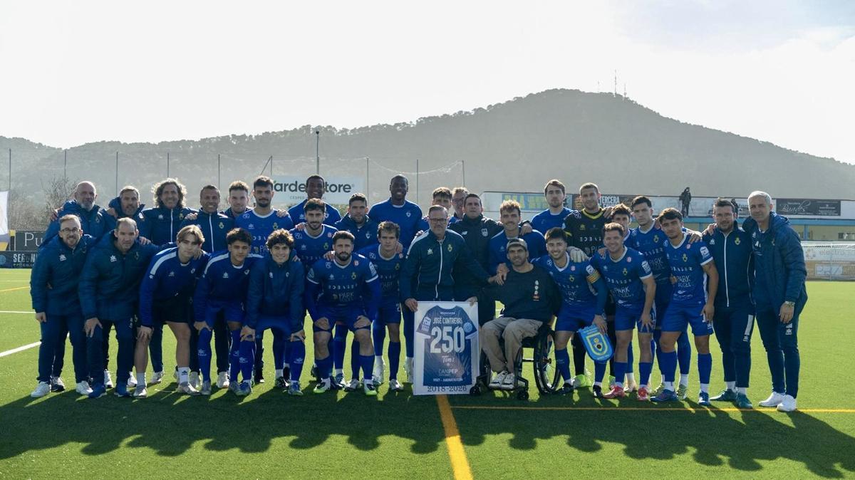 El CE Andratx ha homenajeado a José Contreras tras alcanzar 250 partidos como entrenador