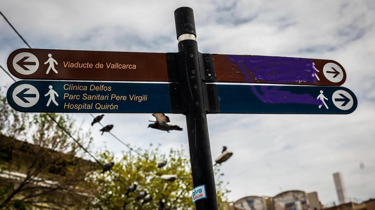 Señalización del parque Güell borrada, a la salida del metro Vallcarca.