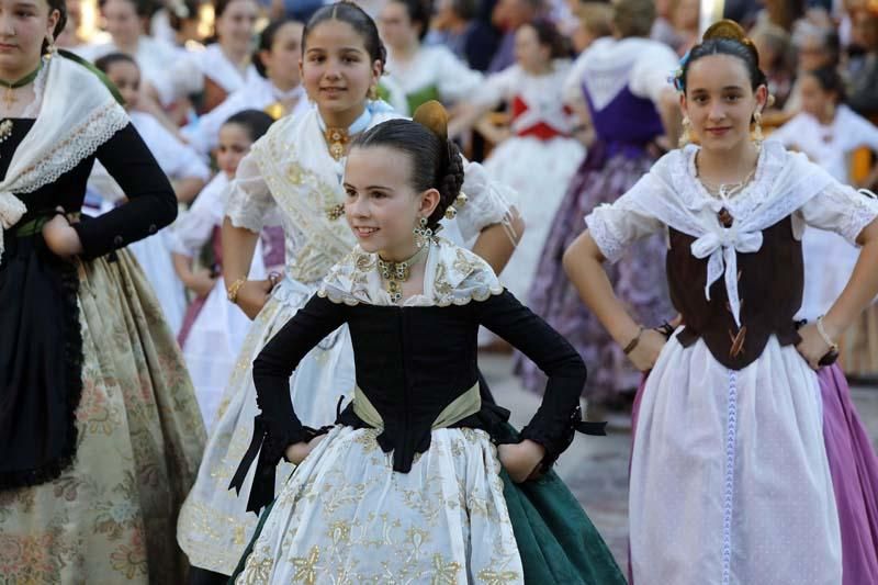 Dansà infantil en la plaza de la Virgen