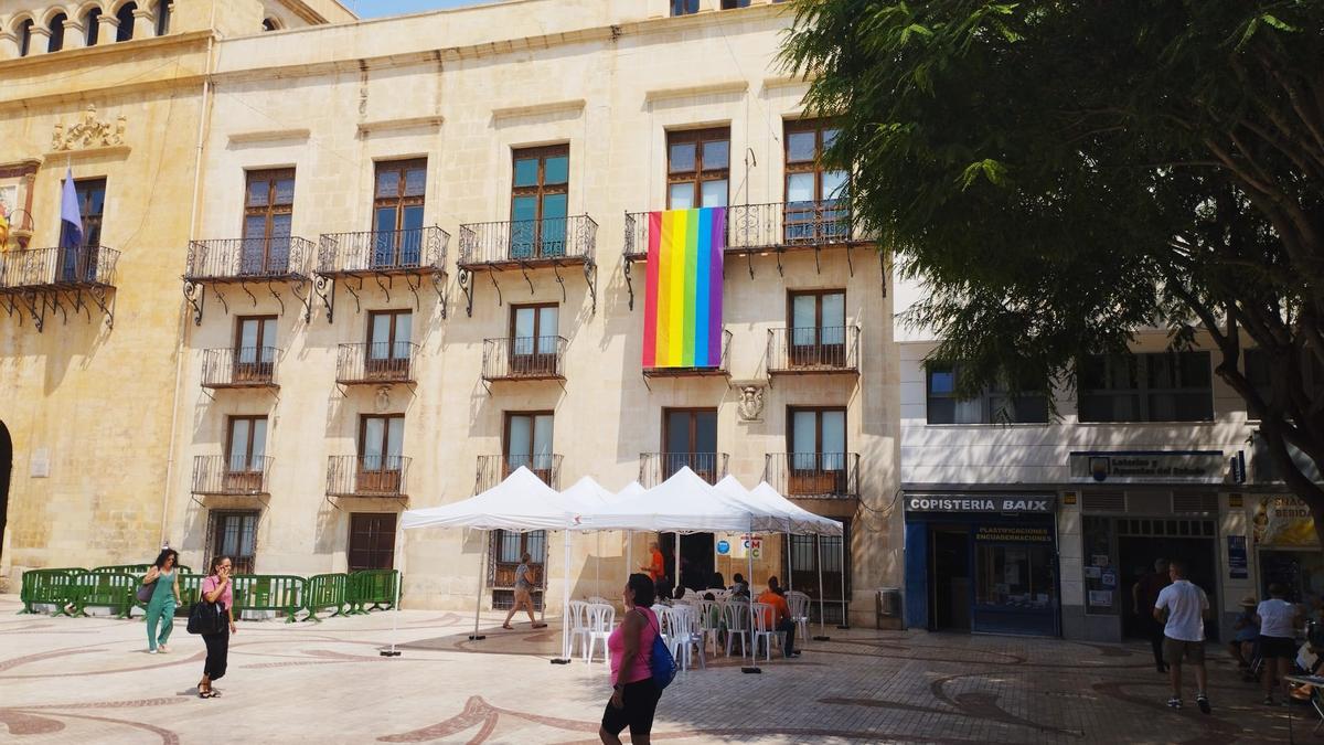 La bandera desplazada a las dos horas de colgarse a un lateral del Ayuntamiento de Elche