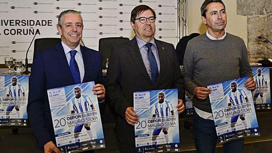 Martín Pita, Julio Abalde y Roberto Taibo posan con el cartel del Campus Mauro Silva.