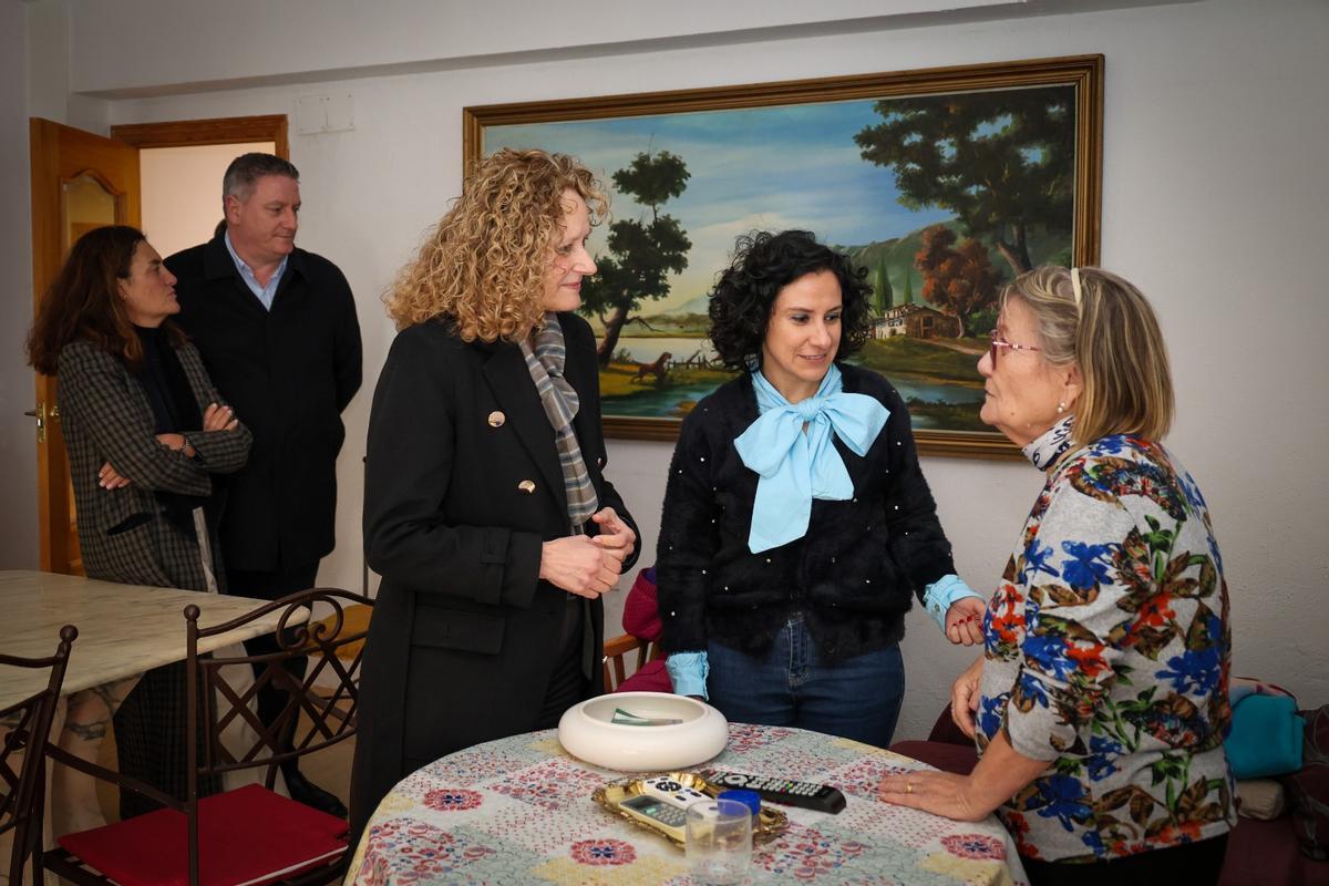 La alcaldesa Amparo Folgado con la consellera Elena Albalat y una mujer dependiente.