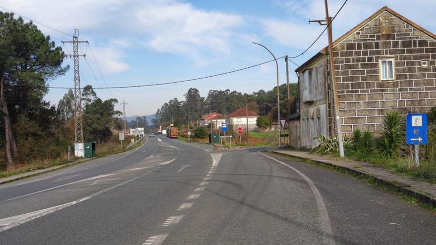 Recogen firmas para conseguir dos pasos de peatones en la N-550 en Caldas