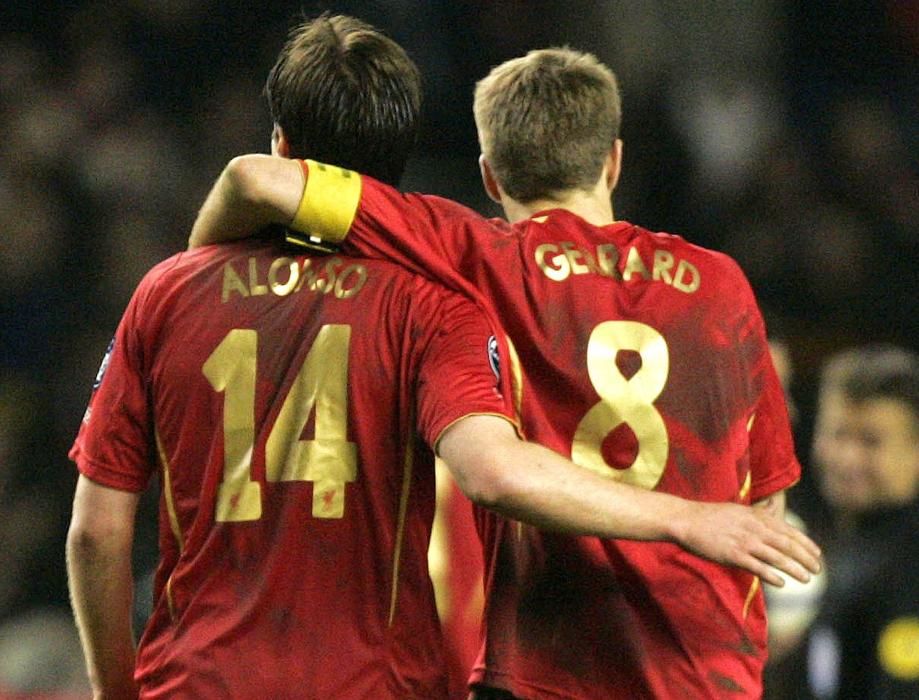 Xabi Alonso y Steven Gerrard, en un partido del Liverpool emn 2006.