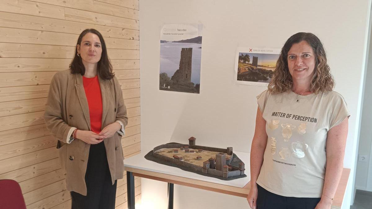 La dos profesionales del servicio de atención turística de Catoira.