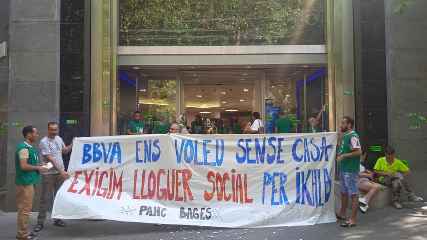 Acció de la PAHC Bages per reclamar un lloguer social per a una ciutadana a Manresa