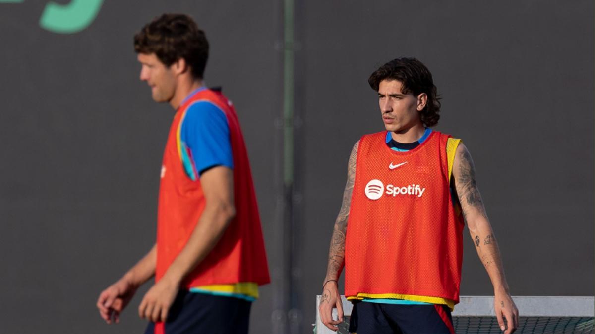 Marcos Alonso y Bellerín, durante un entrenamiento con el Barça
