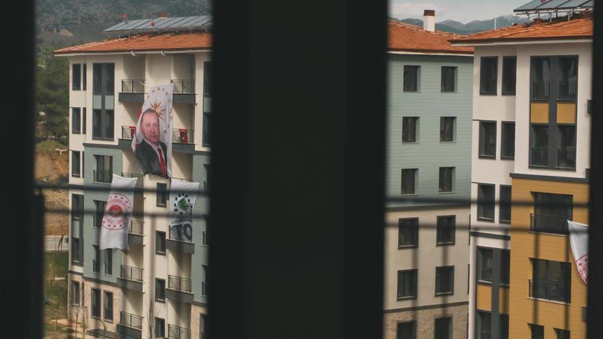 Un cartel de Erdogan cuelga en un edificio de reciente construcción en la província de Gaziantep.