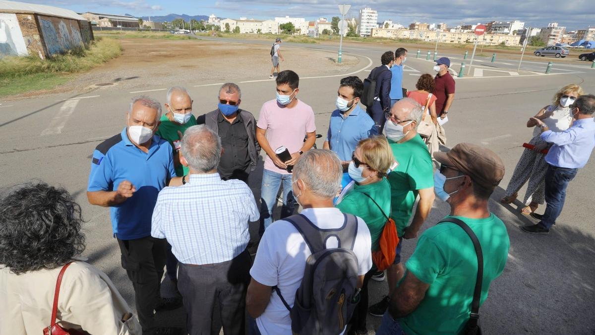 Alcalde, ediles y vecinos, junto al Malecón, hoy