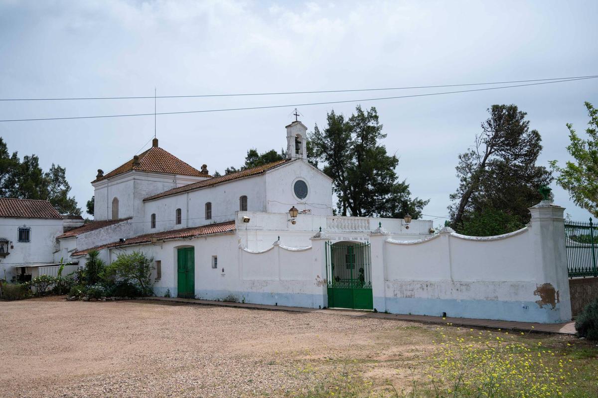 Imagen de la ermita de la Virgen de Bótoa de Badajoz con humedades visibles en sus muros.
