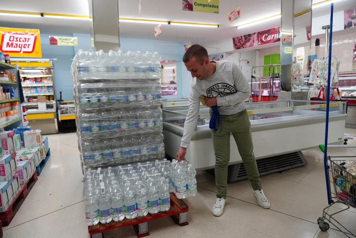 Agua embotellada en un supermercado de Córdoba.