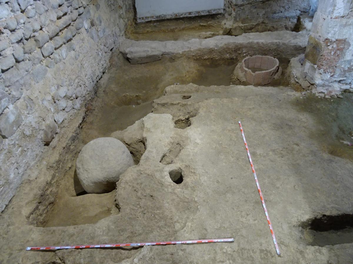 Restos de una prensa para producir vino, junto al Monasterio de Pedralbes