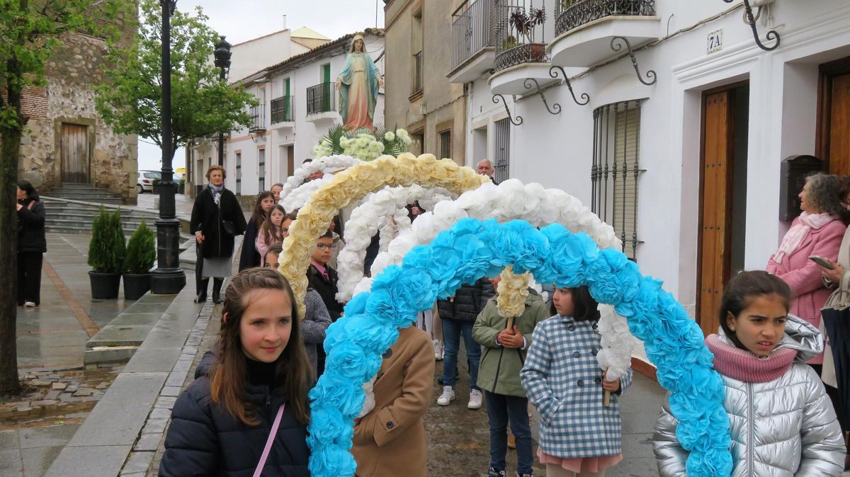 Guirnaldas de flores para acompañar a la Virgen de los Milagros