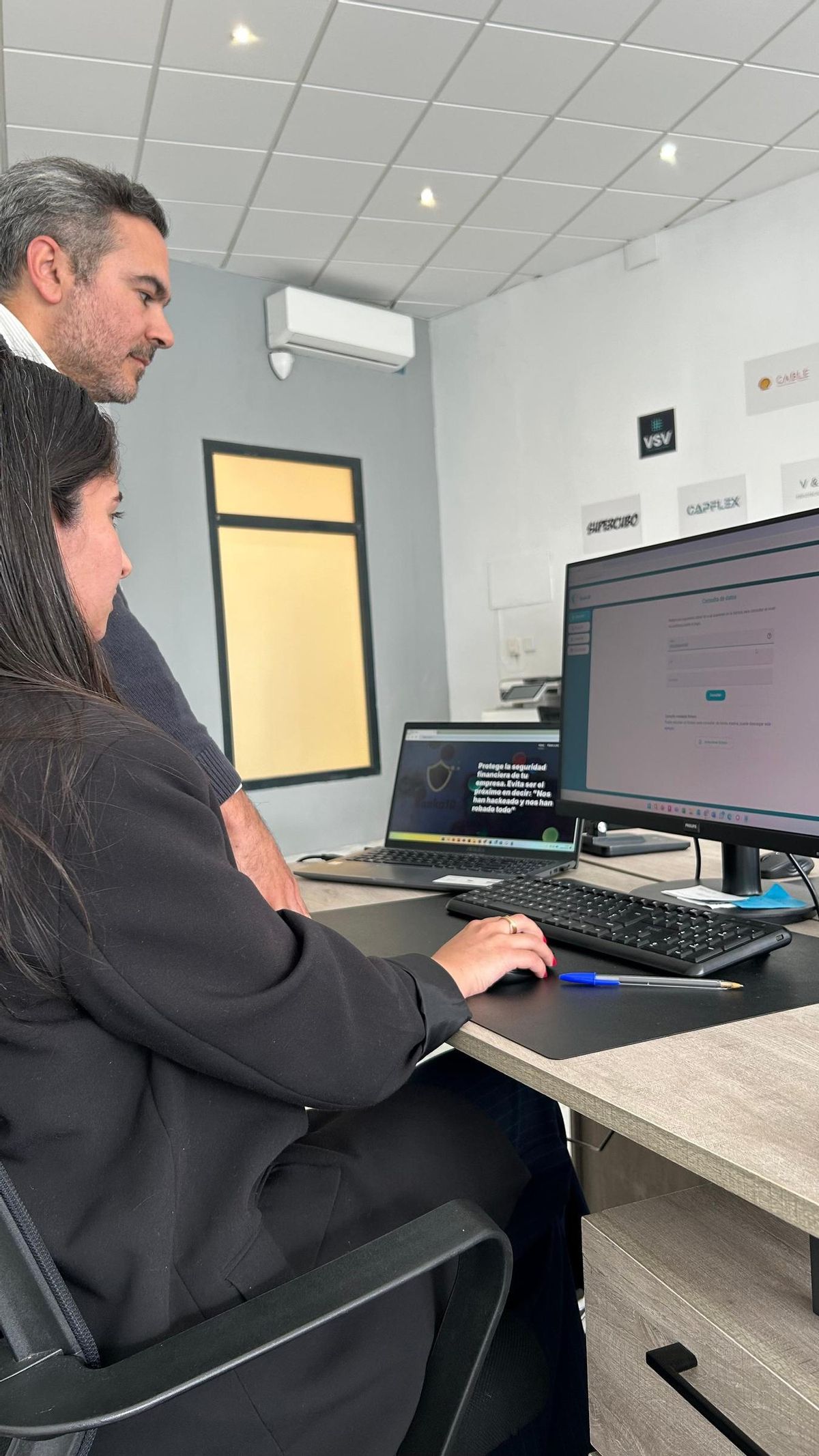 Ignacio López Martín e Inmaculada González Morales, manejando en su oficina la plataforma de Banko-ID que ofrecen a las empresas para prevenir fraudes en sus transacciones financieras, respetando la protección de datos.
