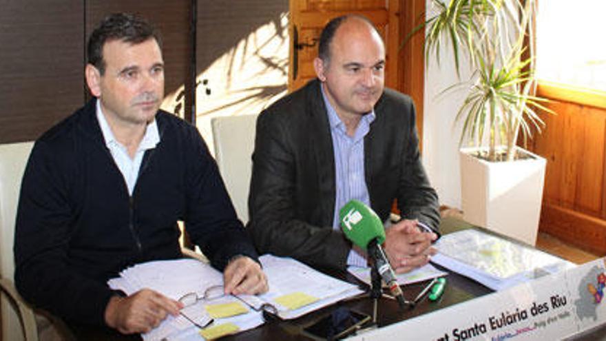 El concejal de Economía, Pedro Juan, y el alcalde de Santa Eulària, Vicent Marí.