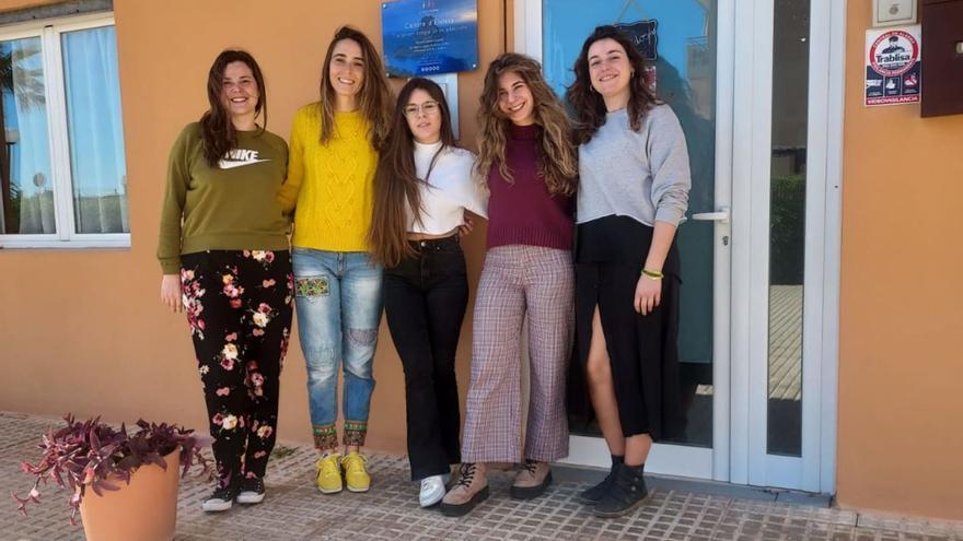 Foto de grupo del equipo terapéutico de la entidad en su sede de Ibiza. | PROYECTO HOMBRE