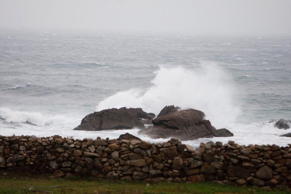 Las olas rompen con fuerza en Baiona.