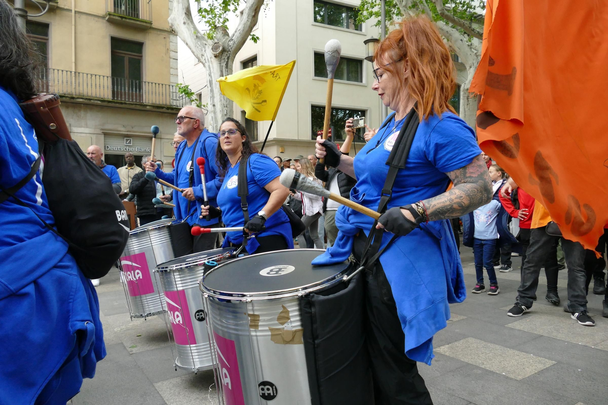 Figueres ressona amb una gran batucada de Santa Creu