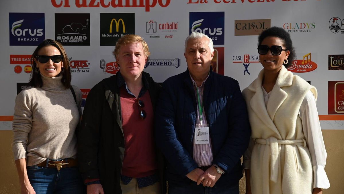 El alcalde con las concejalas Elena Salgado y Mariema Seck y el presidente vecinal de Valdepasillas, Pedro Ruiz, en su sede.