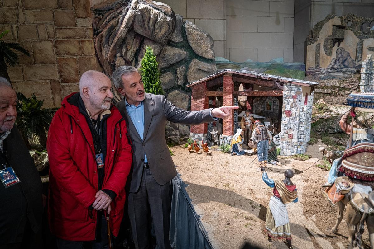 Barcelona estrena un belén tradicional más grande que nunca en la plaza Sant Jaume