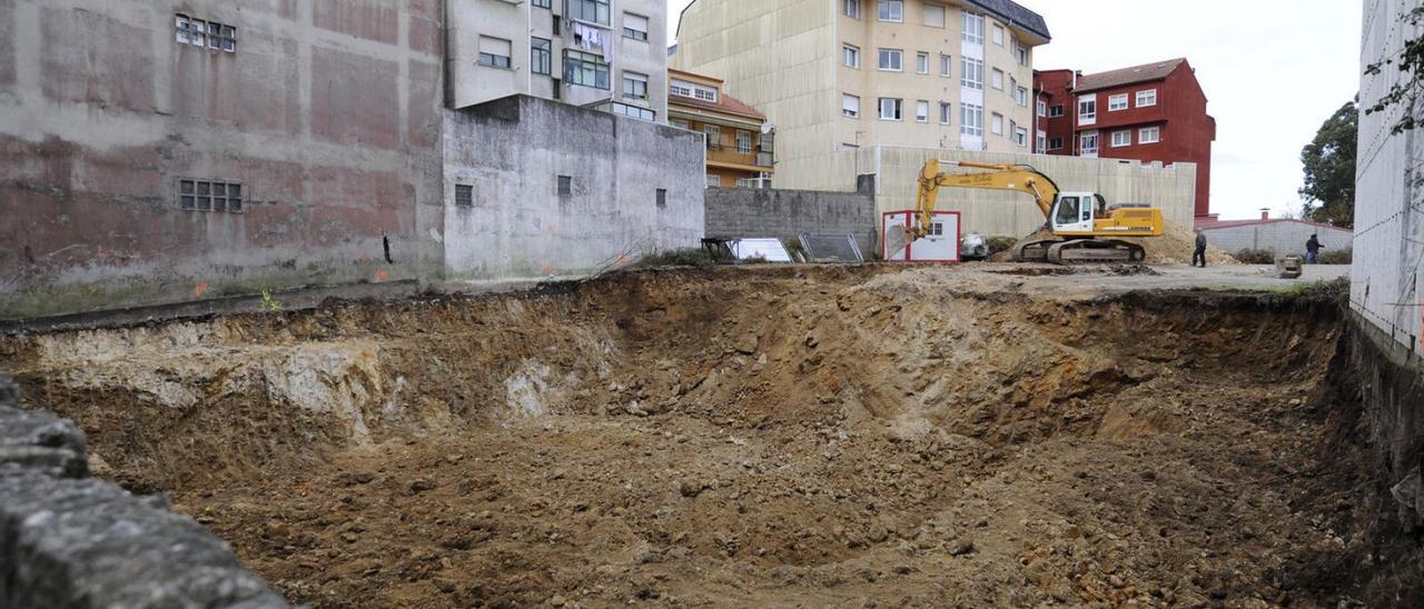 Las excavadoras ya han comenzado con los movimientos de tierras en el solar. |  // BERNABÉ/JAVIER LALÍN