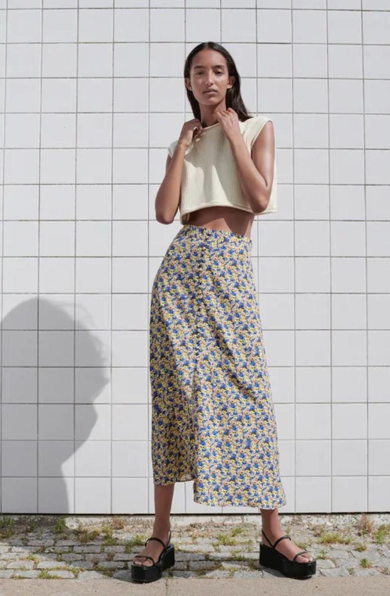 Falda midi con estampado de flores, de Zara