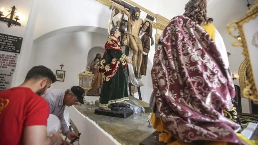 Preparativos en la Ermita de Santa Cruz para tener a punto los pasos que procesionan hoy por el Casco Antiguo.