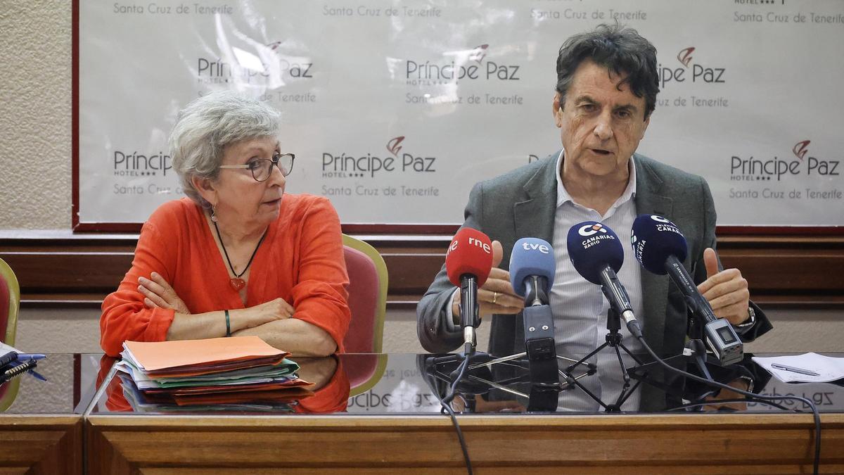 La presidenta de la Asociación El Perenquén y el abogado Felipe Campos, cuya denuncia ha anulado la Ordenanza de Movilidad de Santa Cruz.