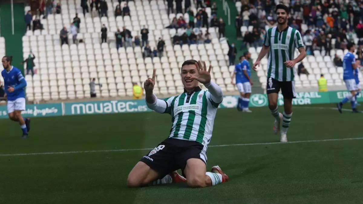 Adri Fuentes celebra un gol en El Arcángel para el Córdoba CF.
