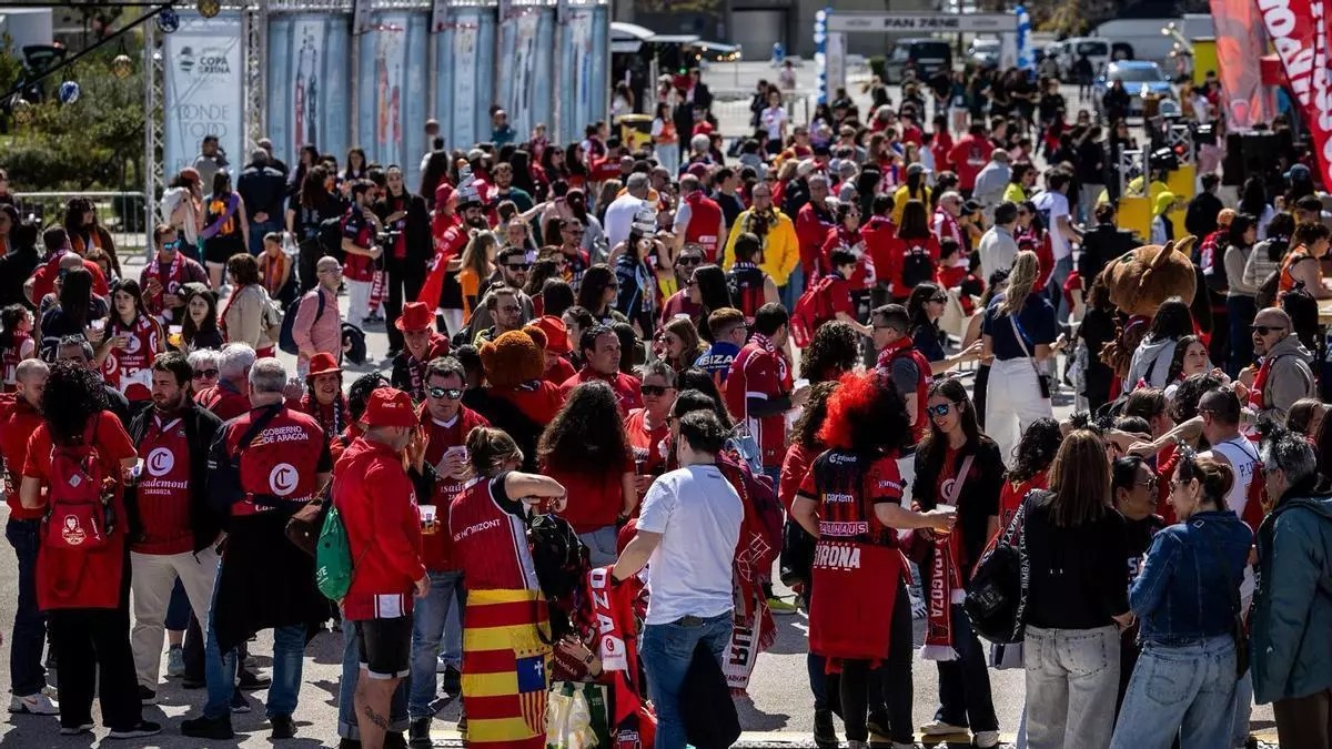 La 'Marea Roja' arrasa en Tarragona en número y ruido: "Es un fin de semana idílico y hay que traerse la Copa de la Reina a casa"