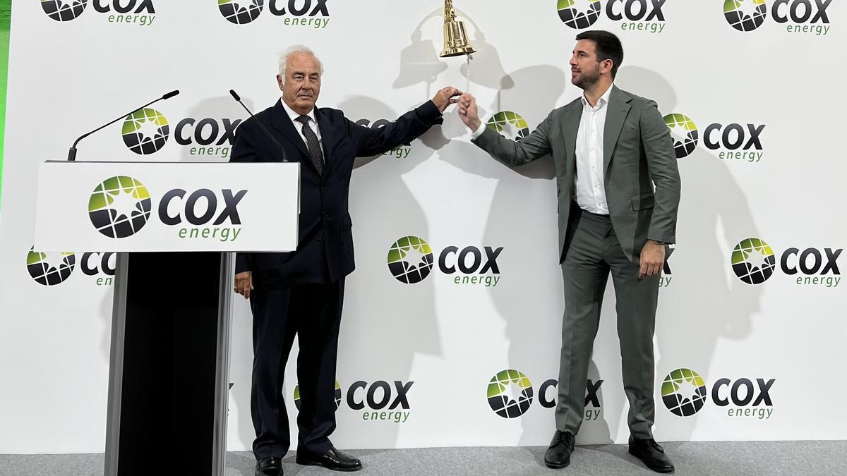 Alberto Zardoya, accionista de Cox Energy, y Enrique Riquelme, presidente de la compañía, en el toque de campana que ha supuesto el debut de la firma en el BME Growth.