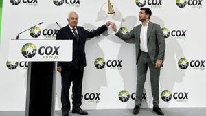 Alberto Zardoya, accionista de Cox Energy, y Enrique Riquelme, presidente de la compañía, en el toque de campana que ha supuesto el debut de la firma en el BME Growth.