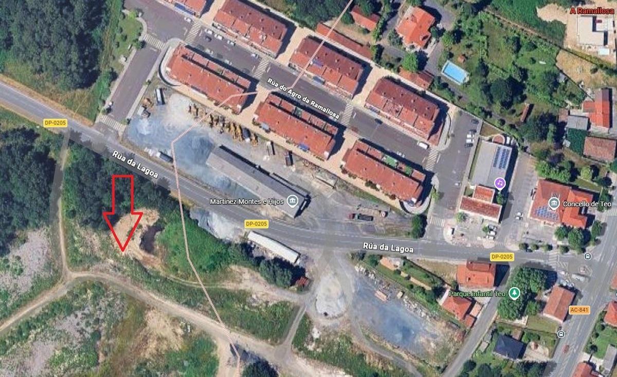 La flecha de la izquierda marca la parcela para las 33 nuevas viviendas en A Ramallosa, Teo