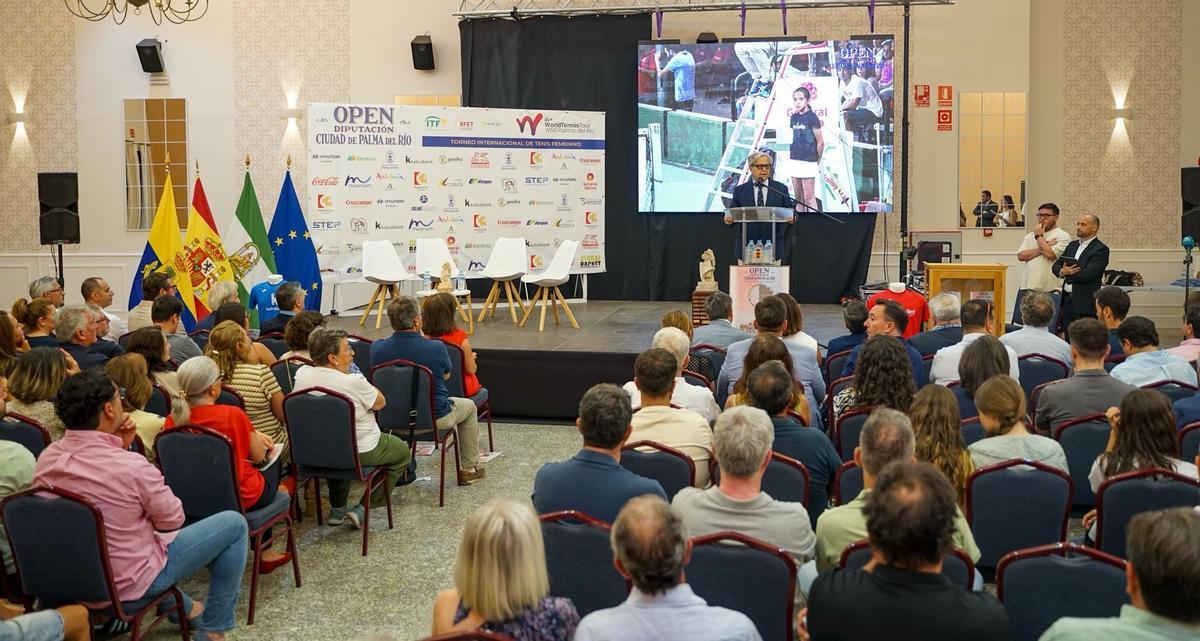 El presidente de la Diputación, Salvador Fuentes, toma la palabra en la presemtación del Open Ciudad de Palma del Río.