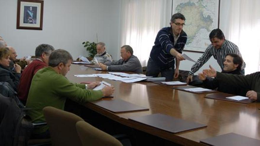 Representantes municipales y de los propietarios de la Reserva de Caza durante una reunión en Villardeciervos.