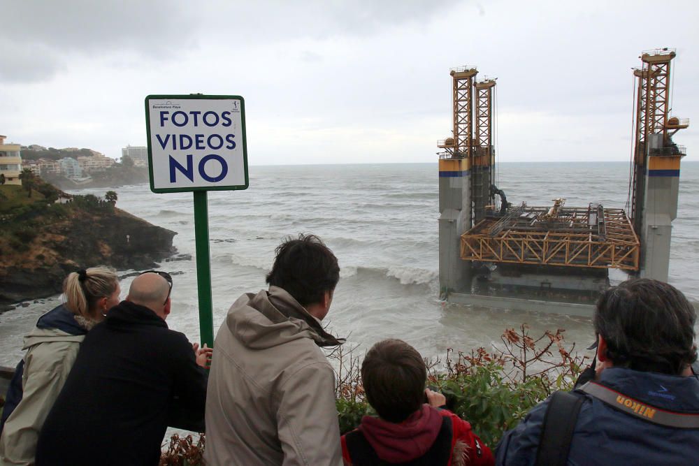 La estructura, de 43 metros de eslora, se soltó del enganche con el remolcador que la llevaba a Cádiz