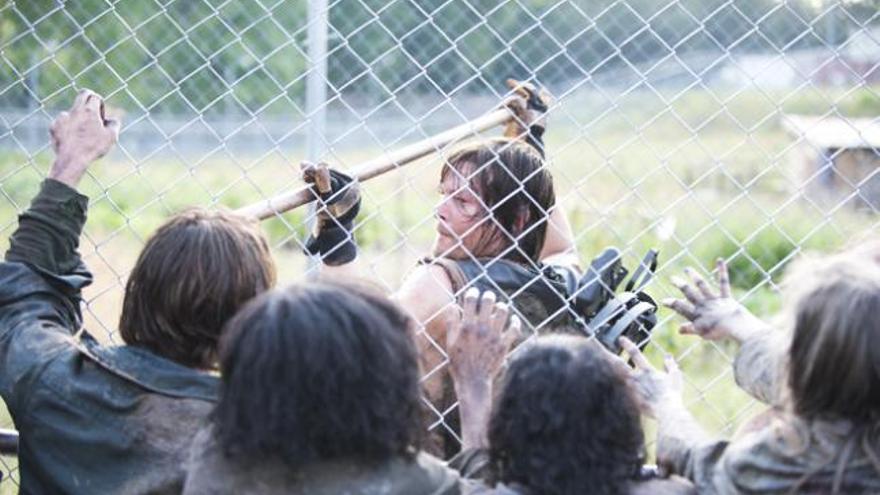 Daryl mata a un grupo de zombis.