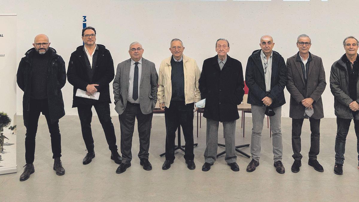 Los autores y los directivos de la Fundació, y otros invitados, posan en la foto de la presentación del paseo de la pelota.