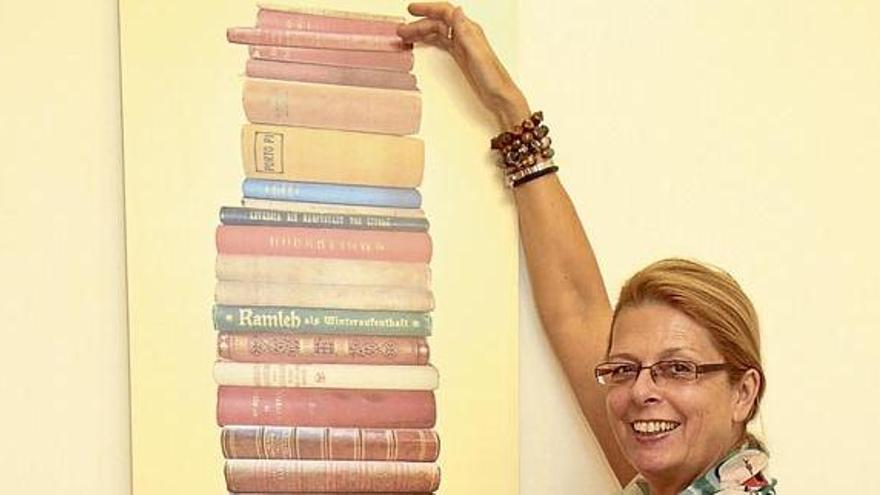 Helga Schwendinger mit 2,35 Metern Salvator-Bücher