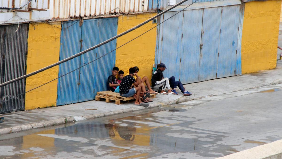 Un grupo de menores migrantes que continúa en Ceuta desde mayo.