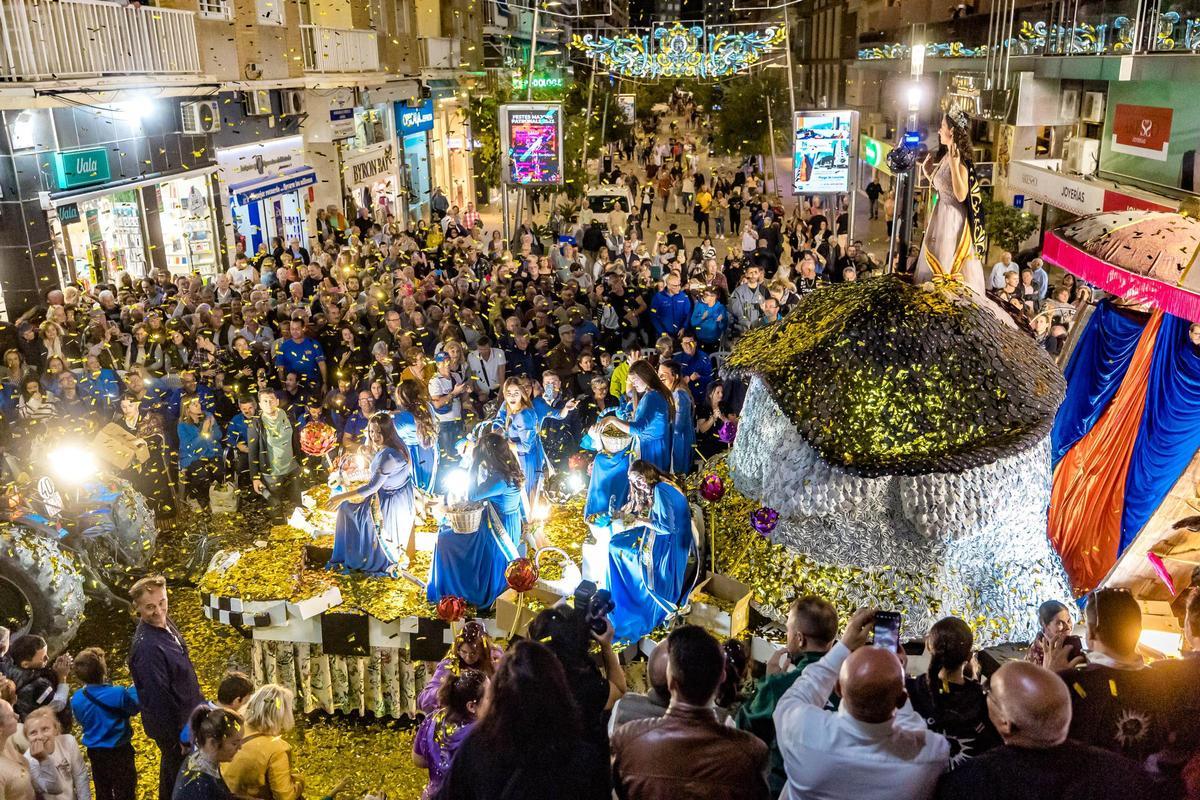 Un colorido Desfile de Carrozas cierras las fiestas de Benidorm