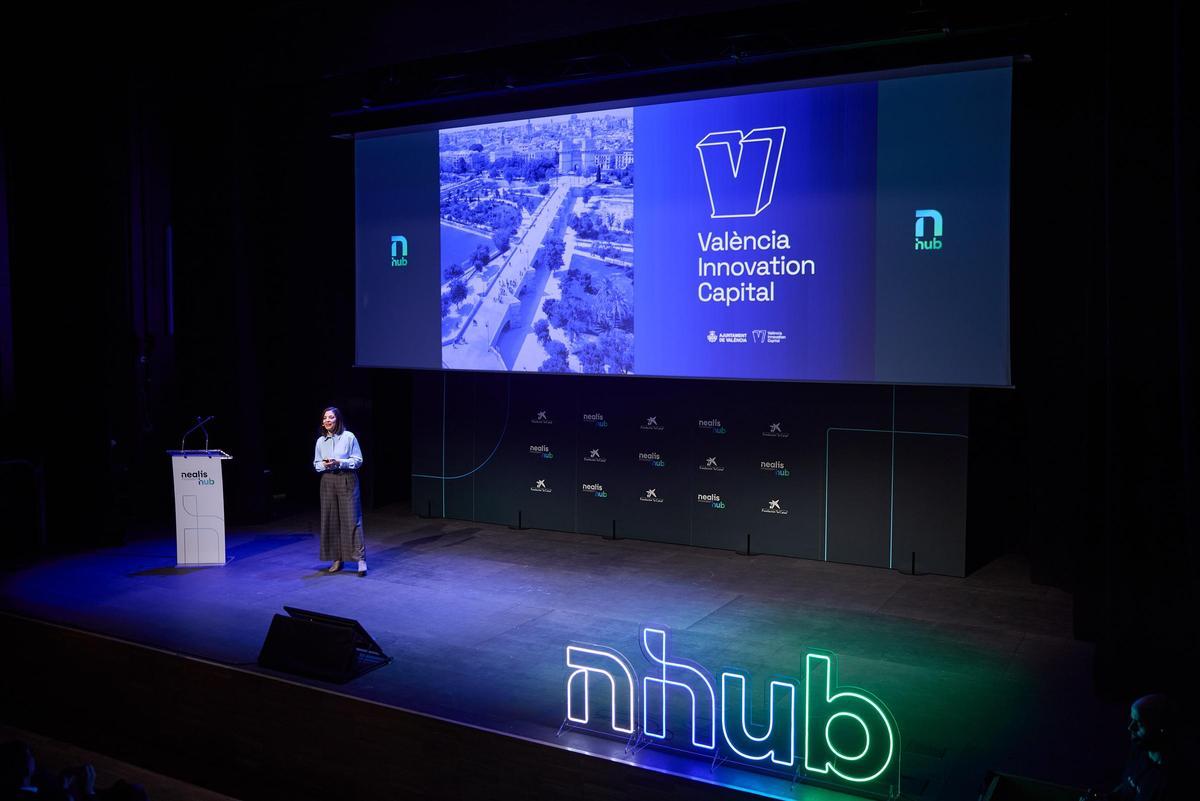 Lucia Calabria, Subdirectora de Emprendimiento Tecnológico de LAS NAVES, durante la presentación de Nealis Innovation Hub.