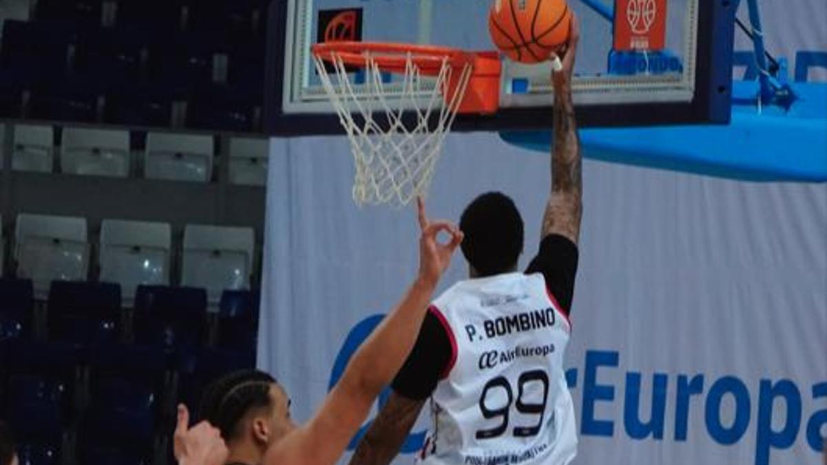Pedro Bombino realiza una entrada al aro en el partido ante Ourense.