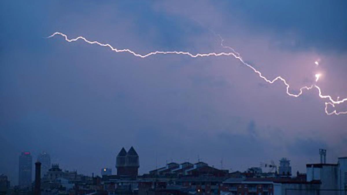 Fuerte tormenta electrica sobre Barcelona y Catalunya